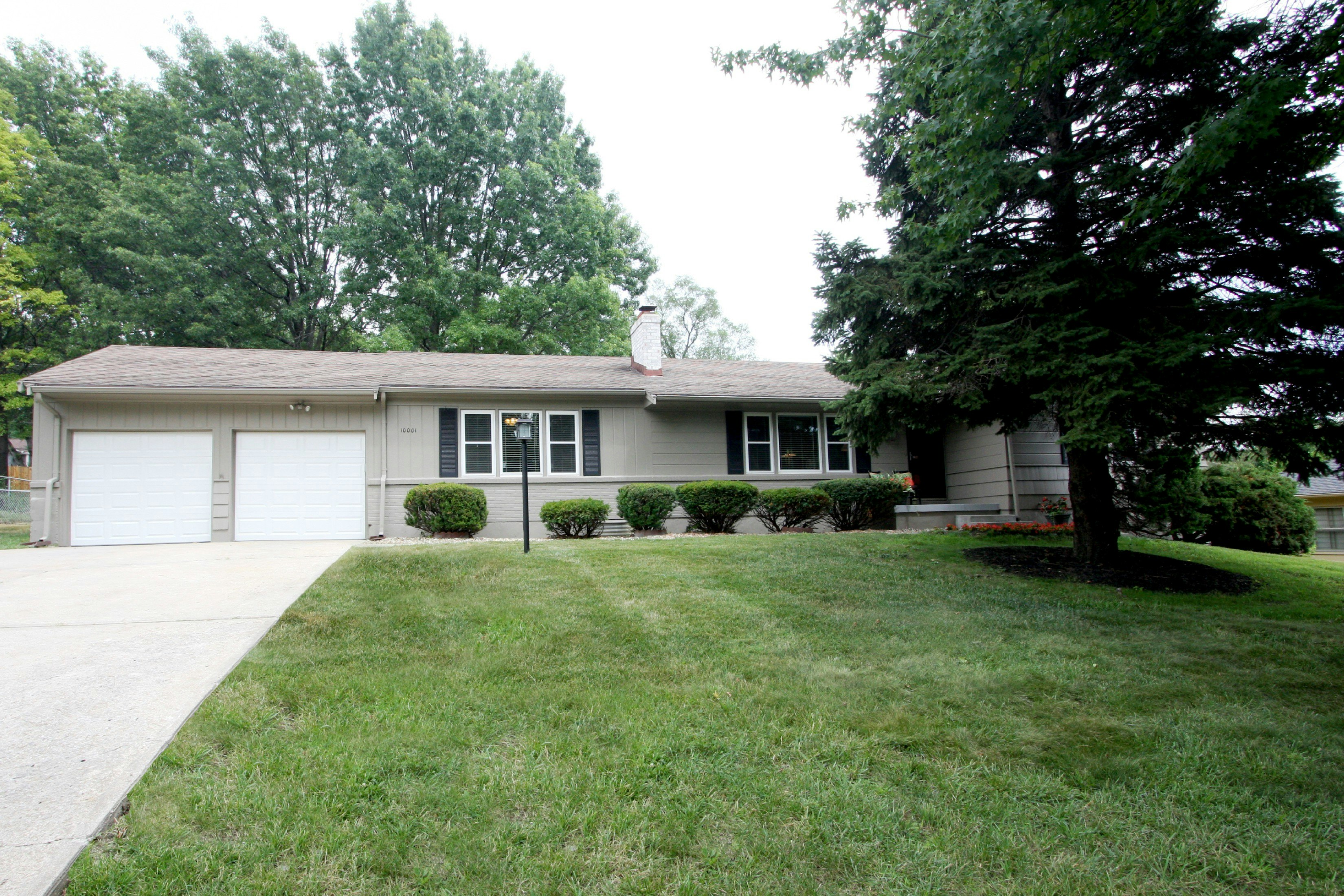 10001 State Line Road, Kansas City, MO 64114, Presented by Suzy