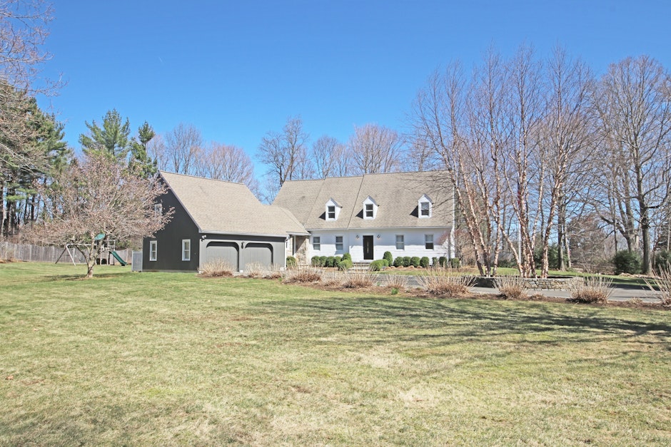 26 Oak Knoll Road, Ridgefield, CT 06877, Presented by Laura Ancona