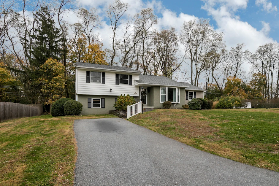 1202 Farmington Lane, West Chester, PA 19380, Presented by Jean Gross