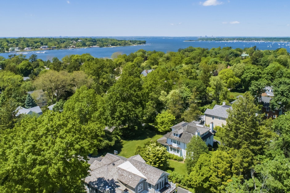 20 The Ridge, Manhasset, NY 11030, Presented by Rosemary O'Neill