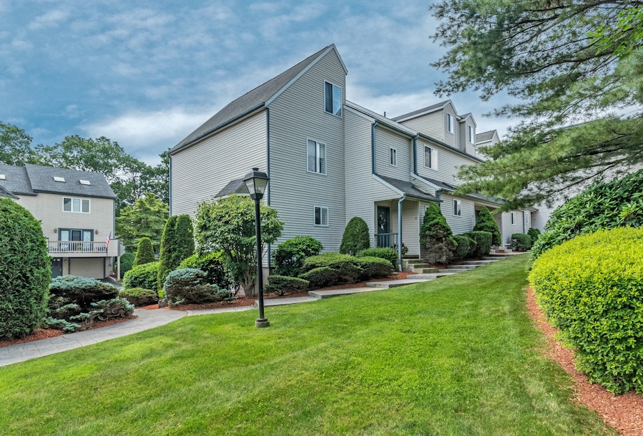 32 Ivy Grove Court, Shelton, CT 06484, Presented by Nina Nyrop, RE/MAX