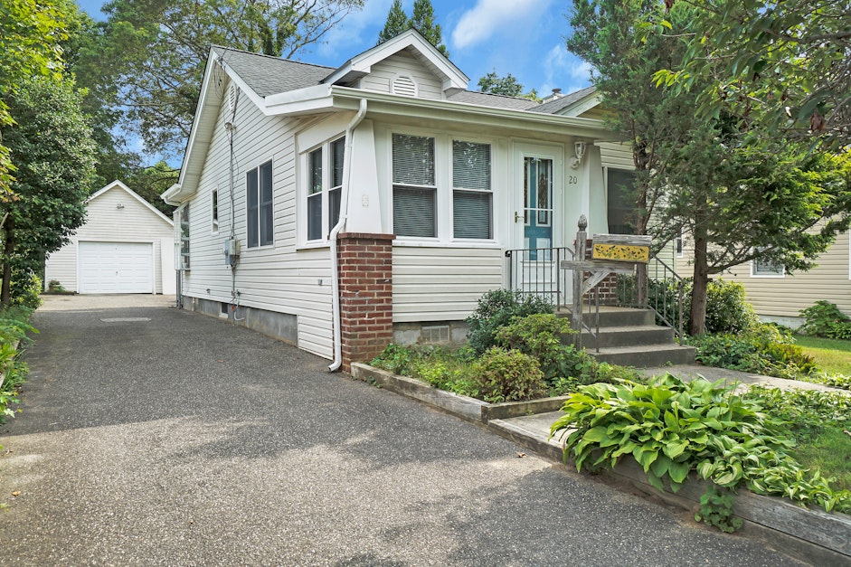 20 Oak Street, Bayport, NY 11705, Presented by Bryn Elliott, Douglas