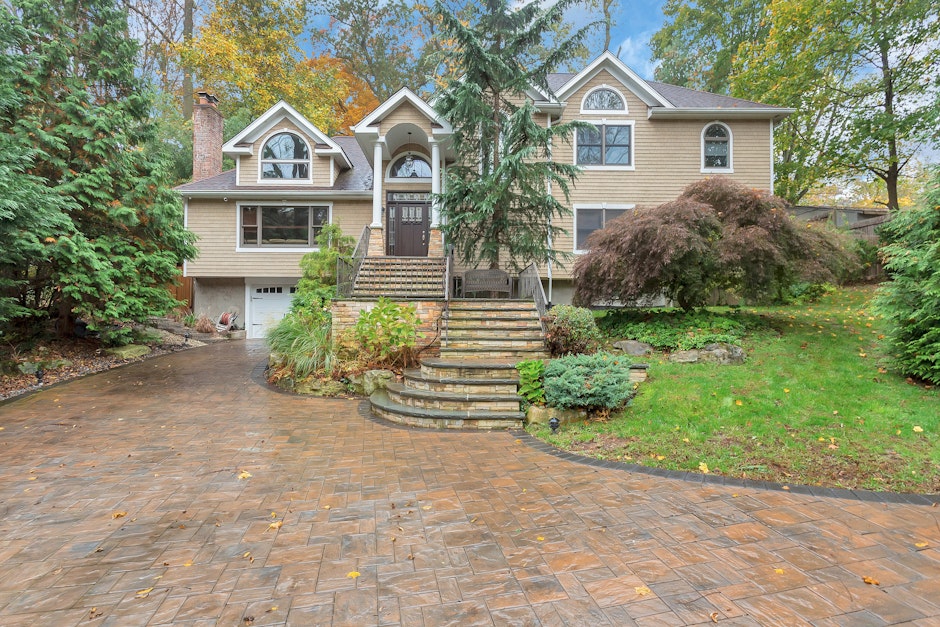 66 Southdown Road, Huntington, NY 11743, Presented by Rosa Troia, Daniel Gale Sothebys