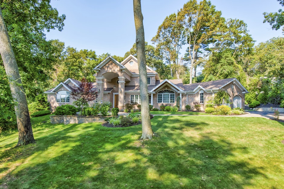 25 Spinning Wheel Lane, Dix Hills, NY 11746, Presented by Diana Teitel