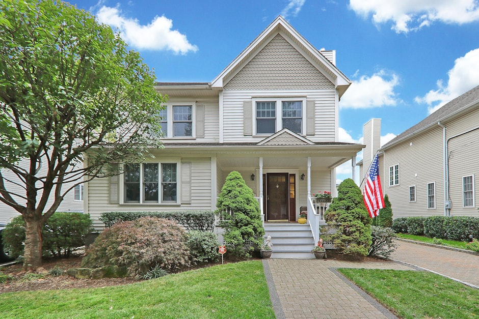 19 Burnside Avenue, Cranford, NJ 07016, Presented by Julie Murphy