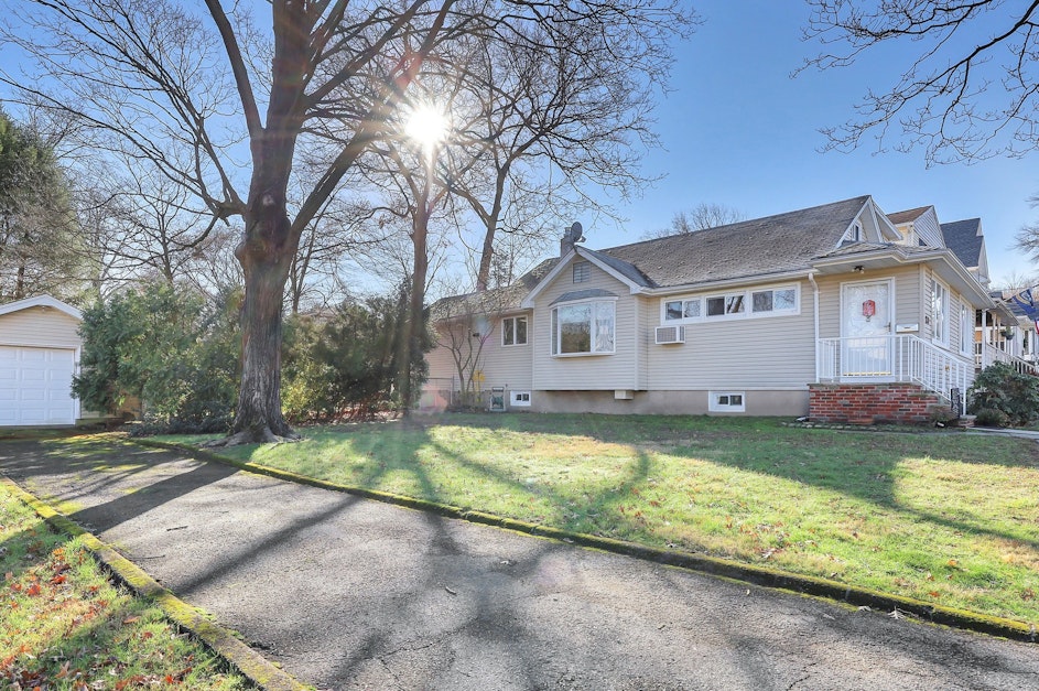 260 Garden Place, Oradell, NJ 07649, Presented by Robert Gavura