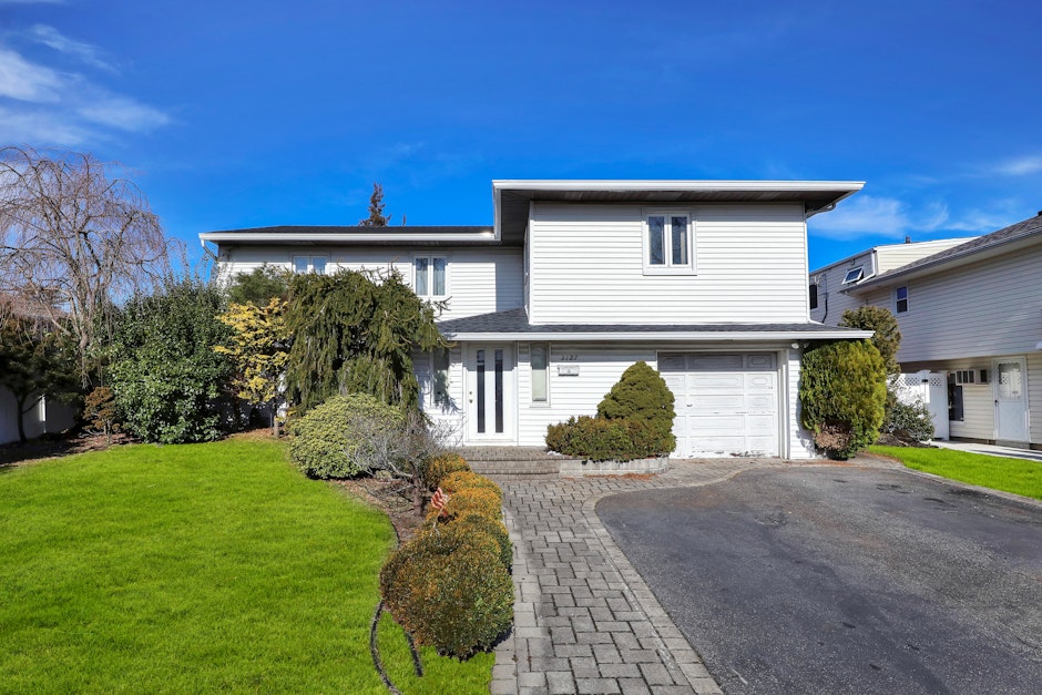 3127 Beltagh Avenue, Wantagh, NY 11793, Maltz Auctions. Powered by Jump