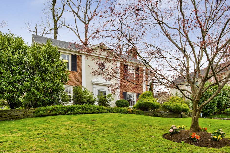 86 Woodedge Road, Manhasset, NY 11030, Presented by Rosalyn Meyer