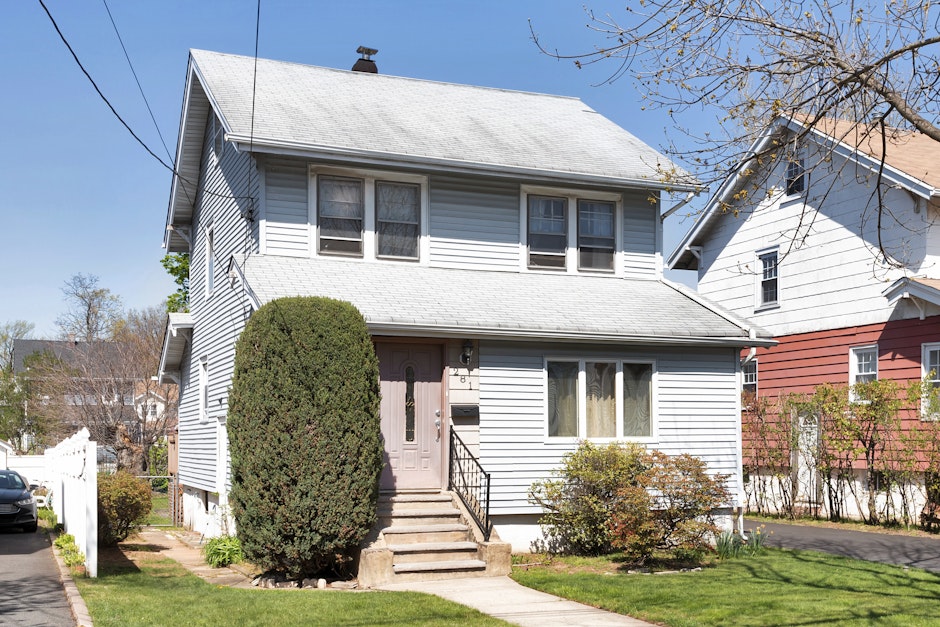 281 Highwood Street, Teaneck, NJ 07666, Presented by Kathleen Wicklund