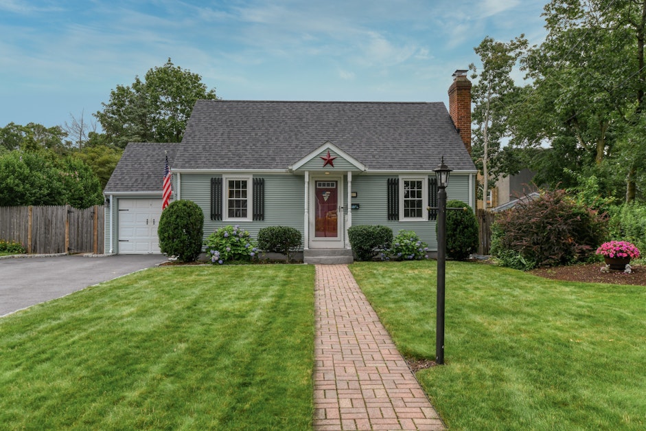 31 Edgehill Road, Warwick, RI 02889, Presented by Jill Weathers