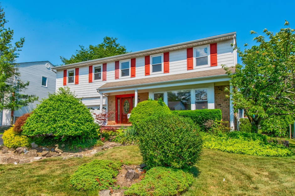 3 Coachman Drive, Roslyn, NY 11576, Presented by Rosalyn Meyer, Daniel