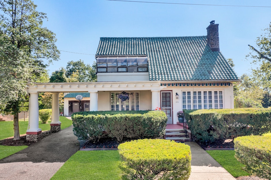 870 Summit Avenue, River Edge, NJ 07661, Presented by Eileen Tummino