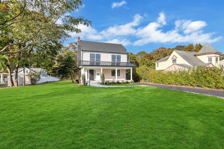 264 Bayport Avenue, Bayport, NY 11705, Presented by Barbara Leogrande