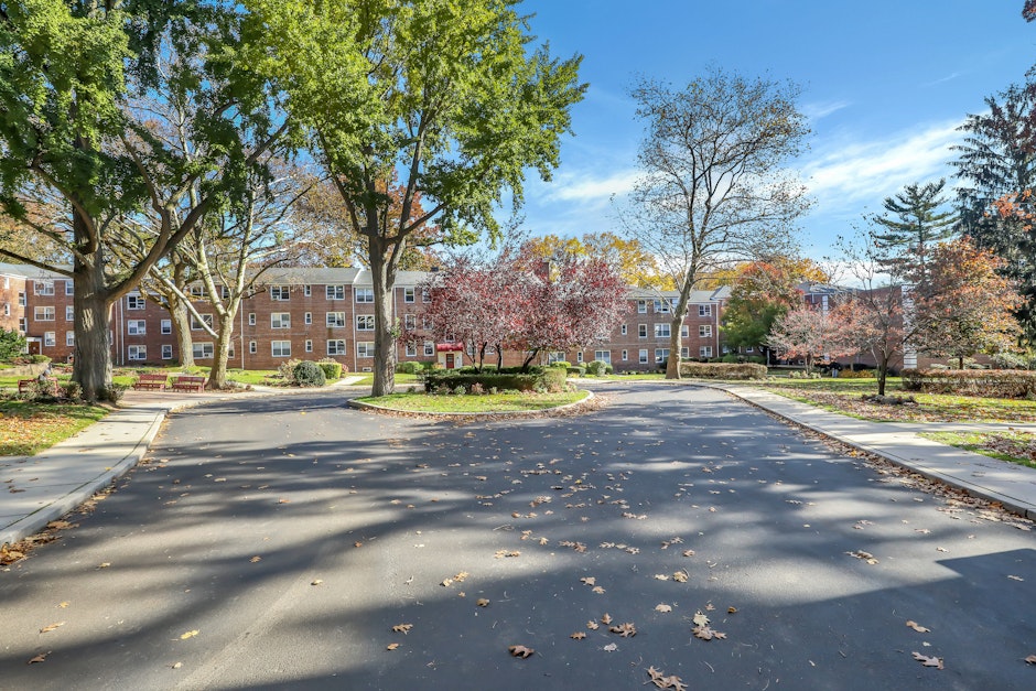 23 Edwards Street, Roslyn Heights, NY 11577, Presented by MOLLIE