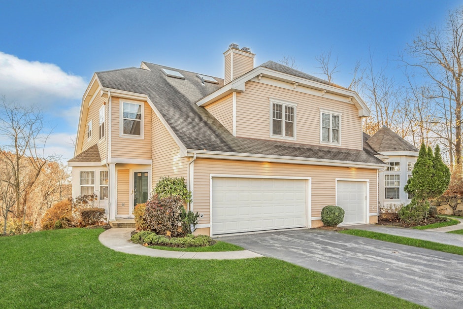 3 Winding Ridge Road, White Plains, NY 10603, Presented by Christine