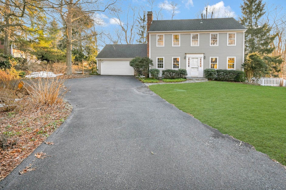 10 Woodhull Road, Setauket East Setauket, NY 11733, Presented by