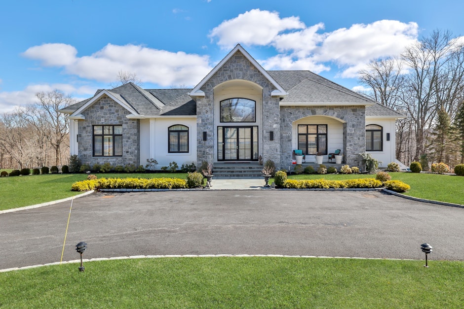 875 Old Kensico Road, Thornwood, NY 10594, Presented by Christine Ricci