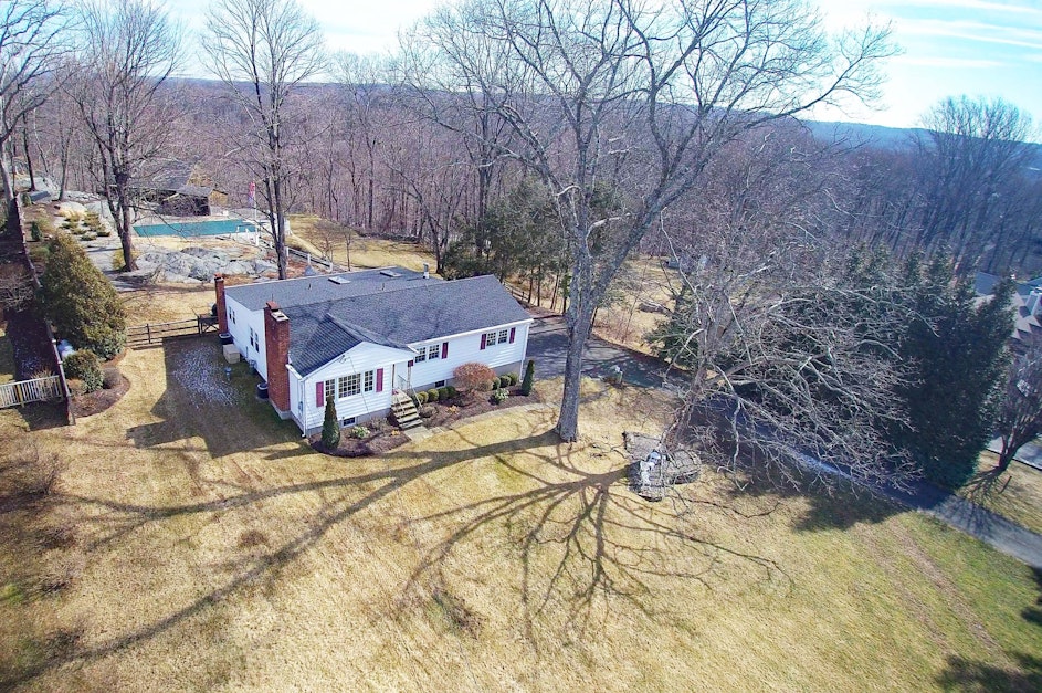 7 Dowling Drive, Ridgefield, CT 06877, Presented by Laura Ancona