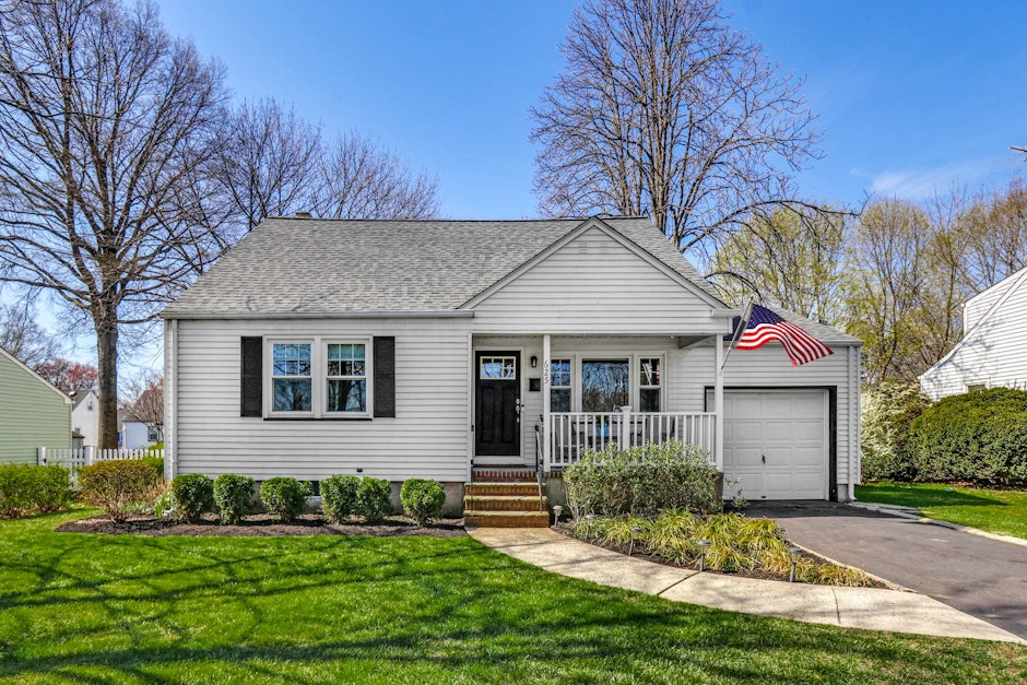 625 Lexington Avenue, Cranford, NJ 07016, Presented by Jocelyne Holden