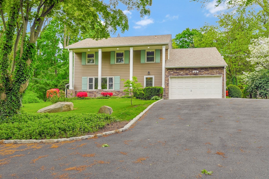 78 Washington Drive, Centerport, NY 11721, Presented by Evan Greene