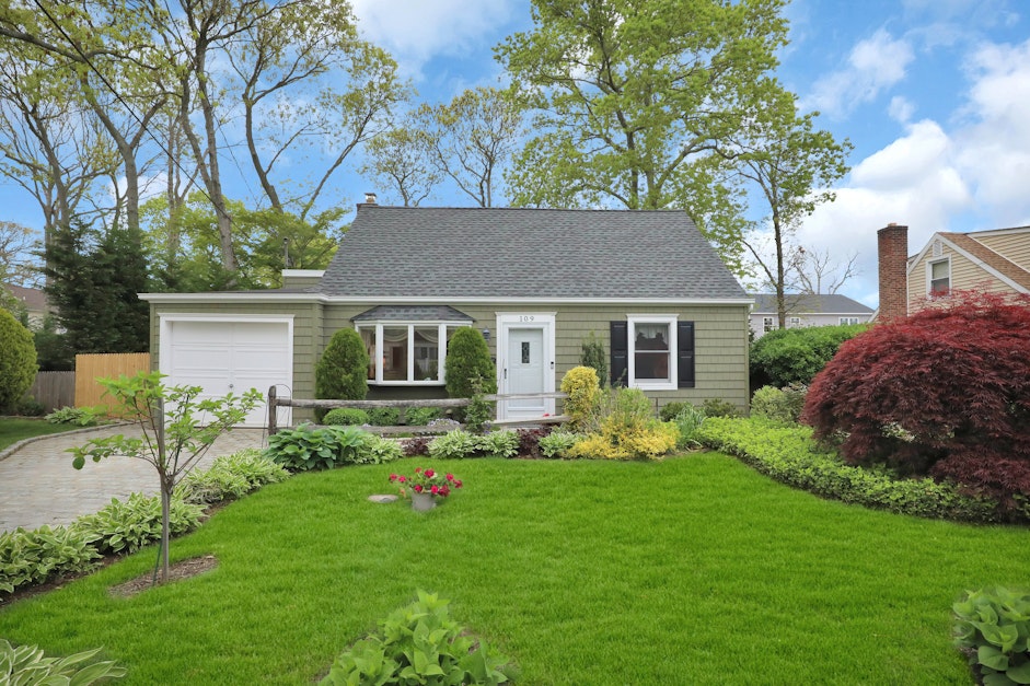 109 Euclid Avenue, Massapequa, NY 11758, Presented by Elpis Hardiman