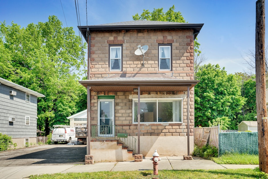 33 Chamberlain Avenue, Elmwood Park, NJ 07407, Presented by Linda Rowe