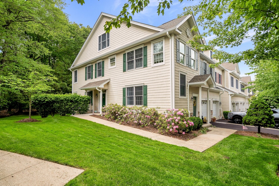 29 Woods Edge Rd, Old Tappan,, NJ 07675, Presented by Maria Waller