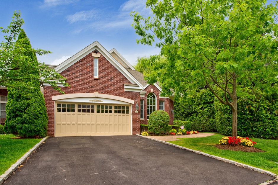 23 Hathaway Lane, Manhasset, NY 11030, Presented by Rosalyn Meyer