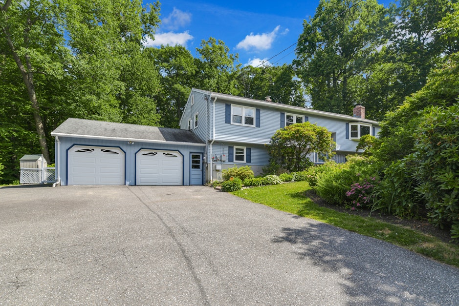 74 Rees Drive, Oxford, CT 06478, Presented by Susan Hotchkiss, Realty One Group Connect. Powered