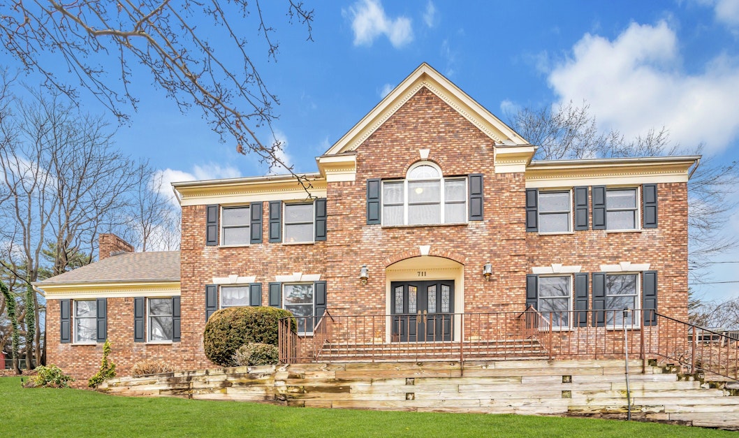 711 Hemlock Drive, Oradell, NJ 07649, Presented by Diane Haroutunian