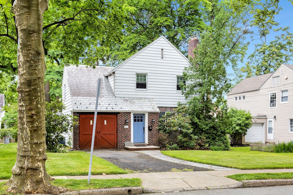 112 Grayson Place, Teaneck, NJ 07666, Presented by Esther Shayowitz, V