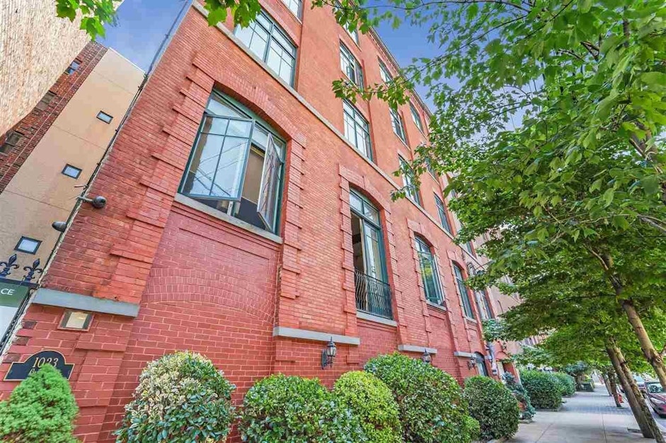 1023 Clinton St 4C, Hoboken, NJ 07030, Presented by Thomas Courtenay