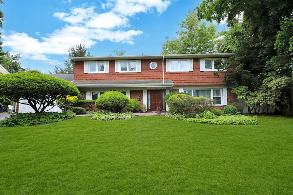 29 Chestnut Road, Manhasset, NY 11030, Presented by Jacklin Soleimani