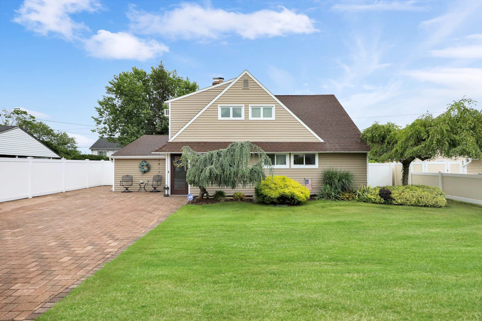 120 Winter Lane, Hicksville, NY 11801, Presented by Racanelli Orioli