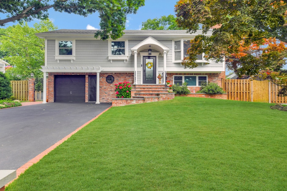 16 Rolan Court, Islip Terrace, NY 11752, Presented by John Camlet