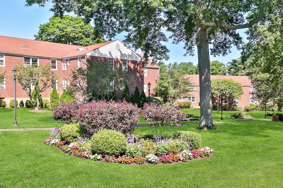 8 Bryant Crescent 1D, White Plains, NY 10605, Presented by Kelly Collins, Howard Hanna Rand