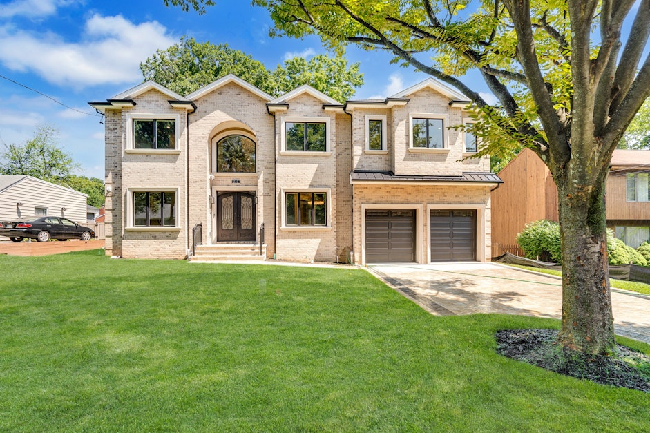 233 Hillside Avenue, Paramus, NJ 07652, Presented by Fonda Kosmala