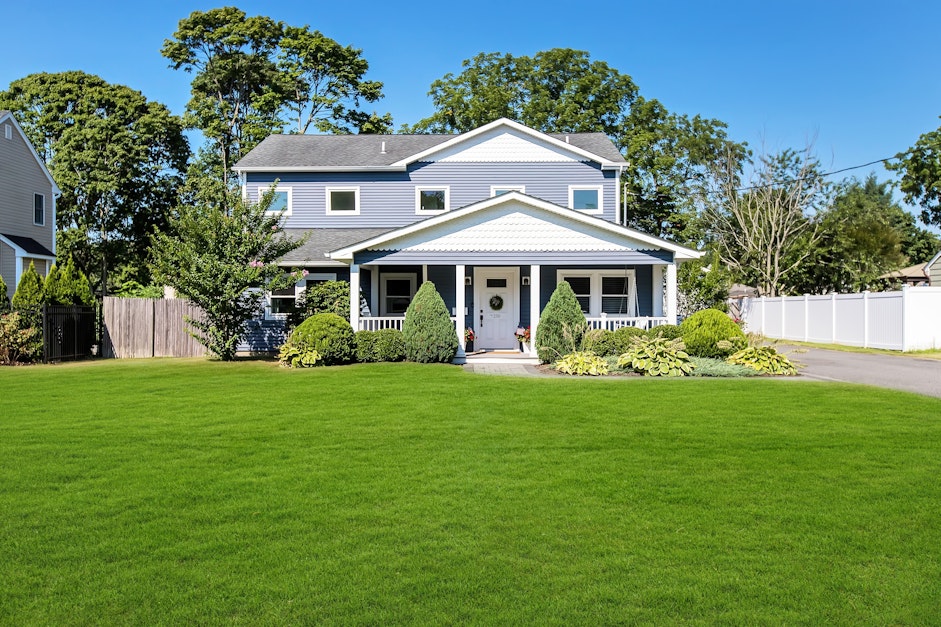 250 Kensington Avenue, Bayport, NY 11705, Presented by Barbara