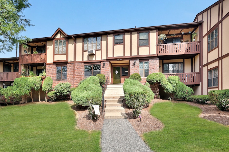 589 Sierra Vista Lane, Valley Cottage, NY 10989, Presented by Michael