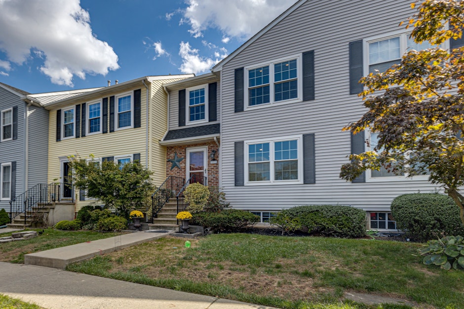 59 Lantern Lane, Sayreville, NJ 08872, Presented by Patricia A. Plante