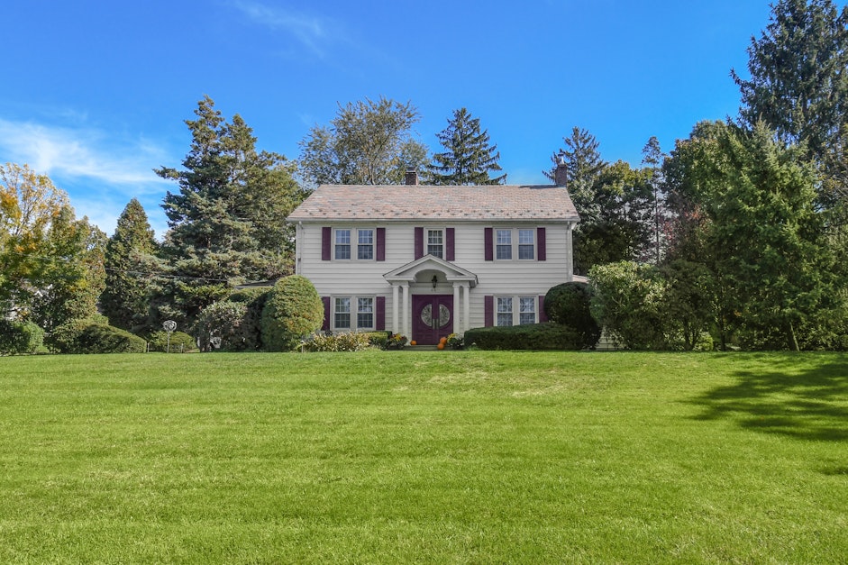 440 Roslyn Road, East Williston, NY 11596, Presented by Maureen Barry