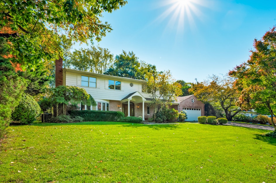 117 Hemlock Road, Manhasset, NY 11030, Presented by Rosemary O'Neill