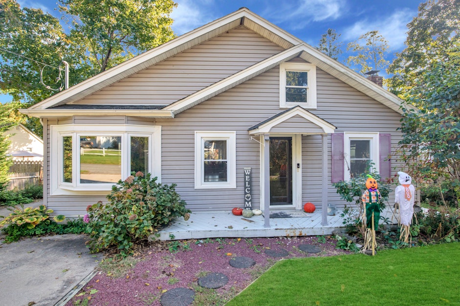 10 Oakcrest Avenue, Farmingville, NY 11738, Presented by Michelle