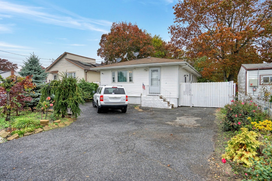 43 Johnson Avenue, Ronkonkoma, NY 11779, Presented by Victor Platt