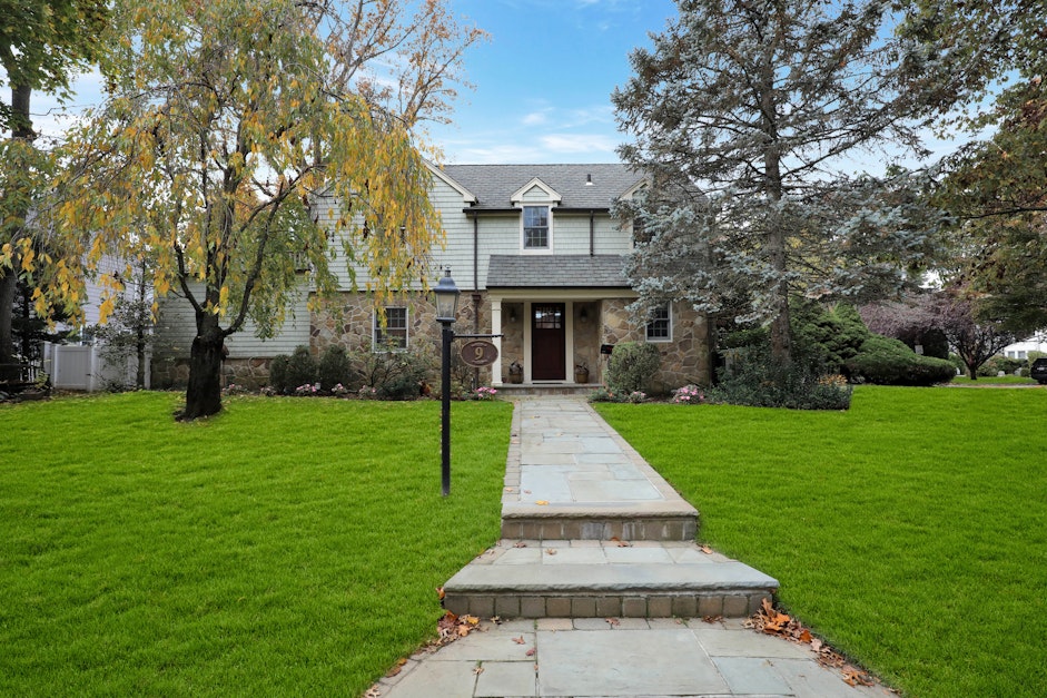 9 Kennworth Road, Port Washington, NY 11050, Presented by Alexis Siegel