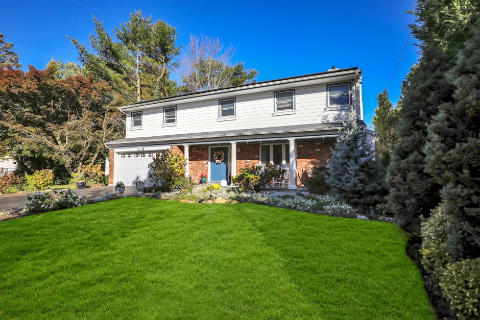 28 Meleny Road, Locust Valley, NY 11560, Presented by Carolina Boucos