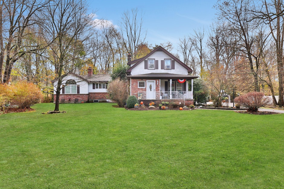 61 Viola Road, Suffern, NY 10901, Presented by Theresa Negast