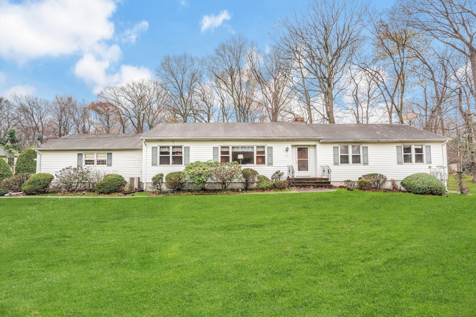 205 Fox Hollow Road, Wyckoff, NJ 07481, Presented by Donna O'Neill