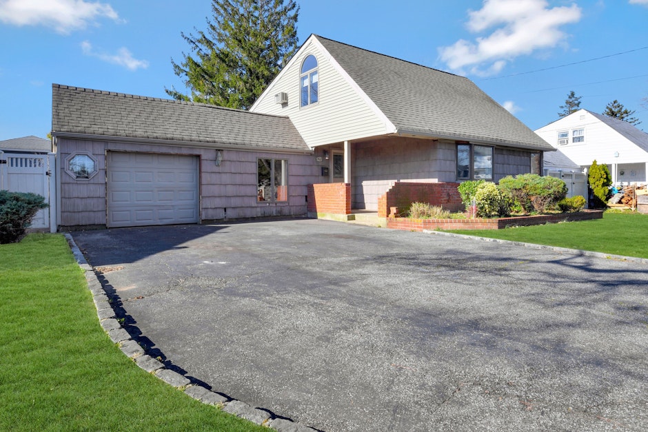 542 Goodrich Avenue, North Babylon, NY 11703, Presented by Kenny