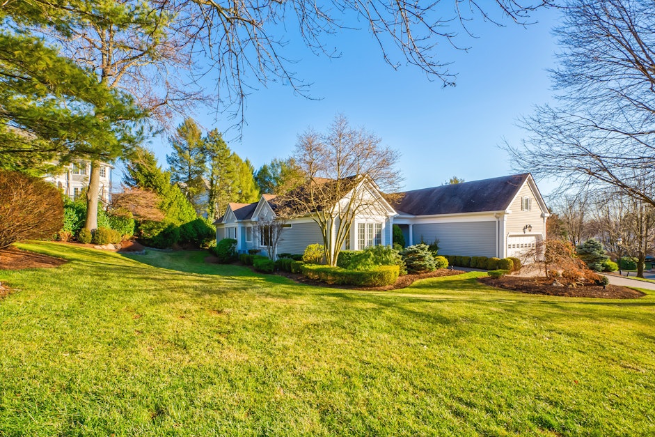 1 Cherrywood Ln, Manhasset, NY 11030, Presented by Rosalyn Meyer